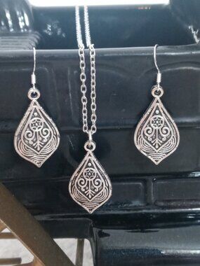 Art Deco 1920s Inspired Necklace & Earring Set – Vintage Style Silver Tone Filig